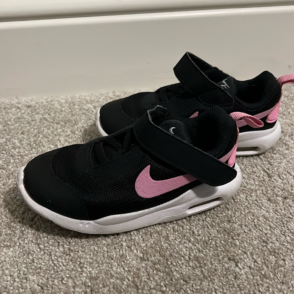Girls Nike sneakers. Size 8c. Used but in really good condition.